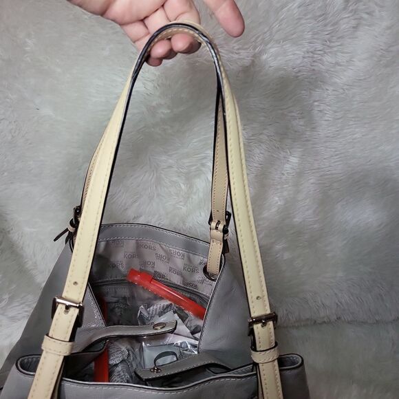 Authentic  Micheal kors purse, light grey patent leather straps like new! - Picture 3 of 14